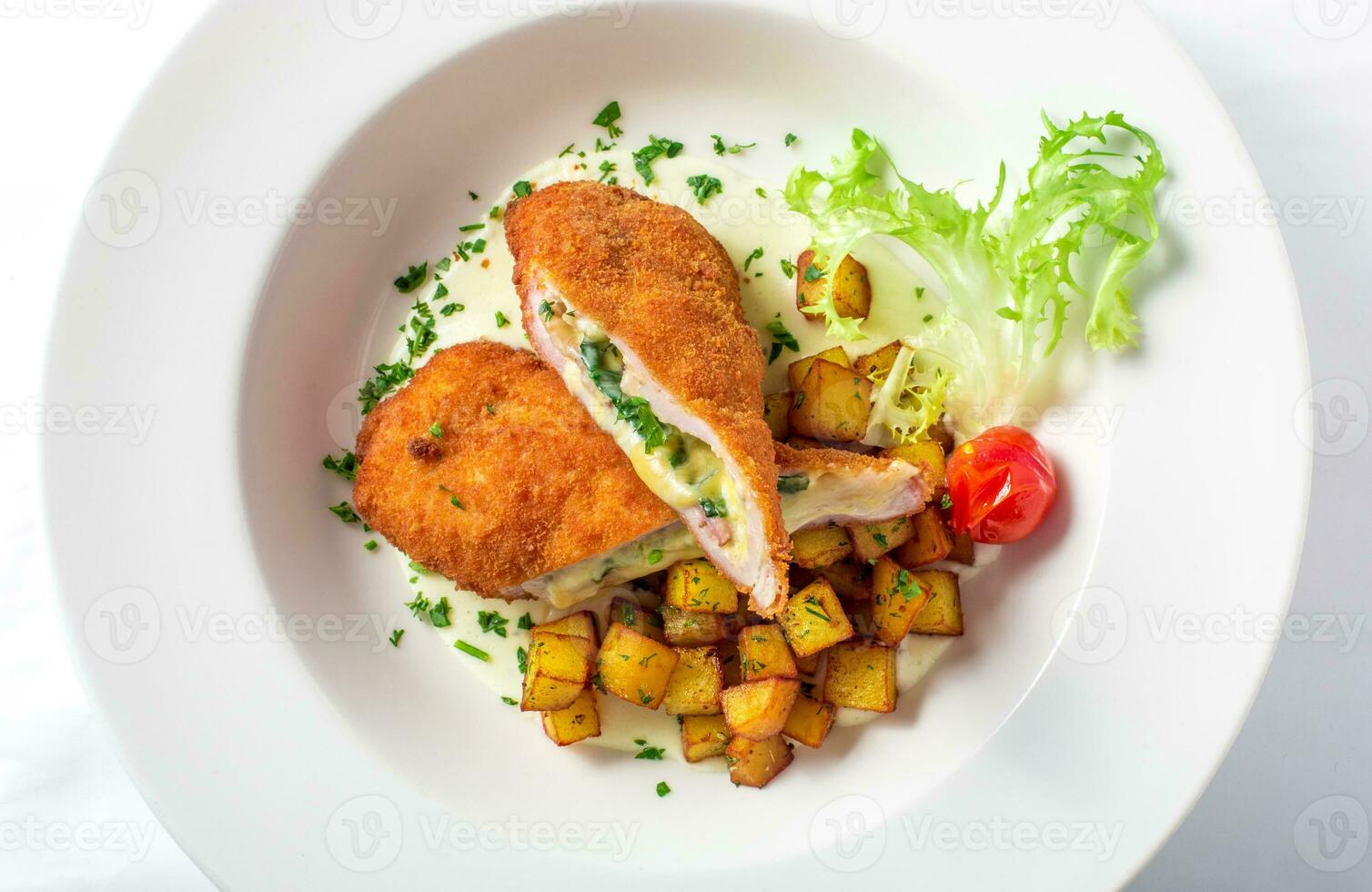 Coupe cordon bleu avec fromage, Turquie, craquelins les miettes, patates. photo