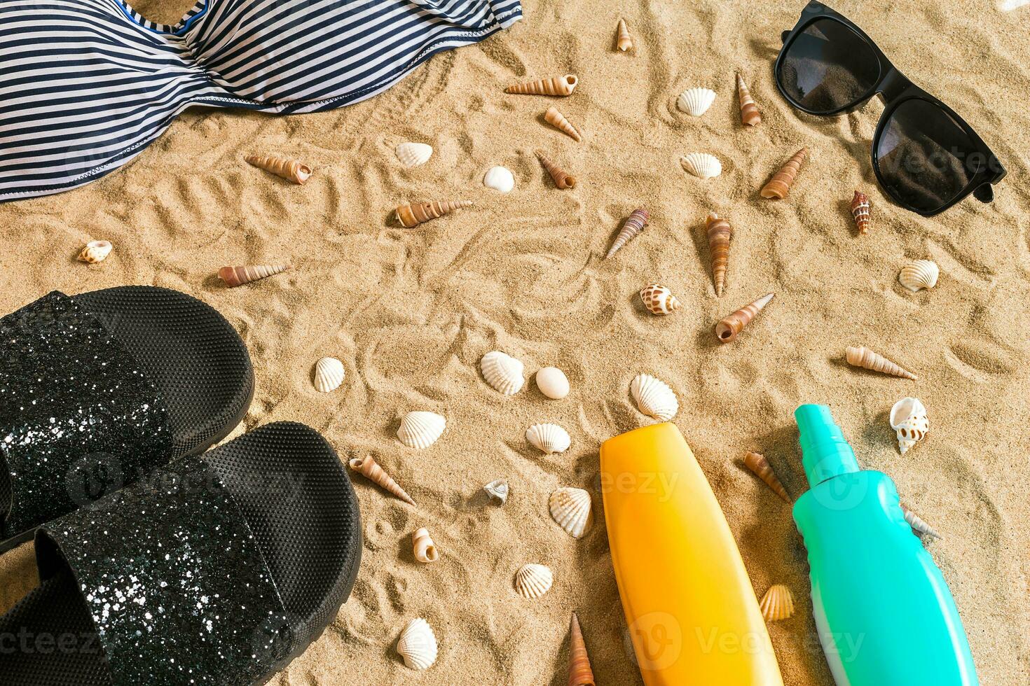 été bikini et accessoires élégant plage ensemble, plage bikini été tenue et mer le sable comme arrière-plan, Haut voir, concept photo