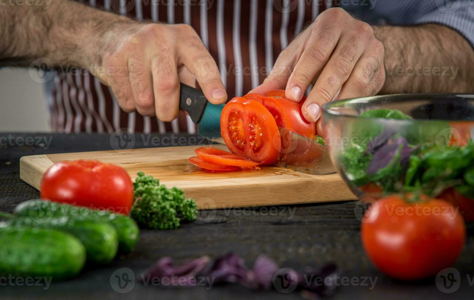 Masculin mains Coupe des légumes pour salade photo