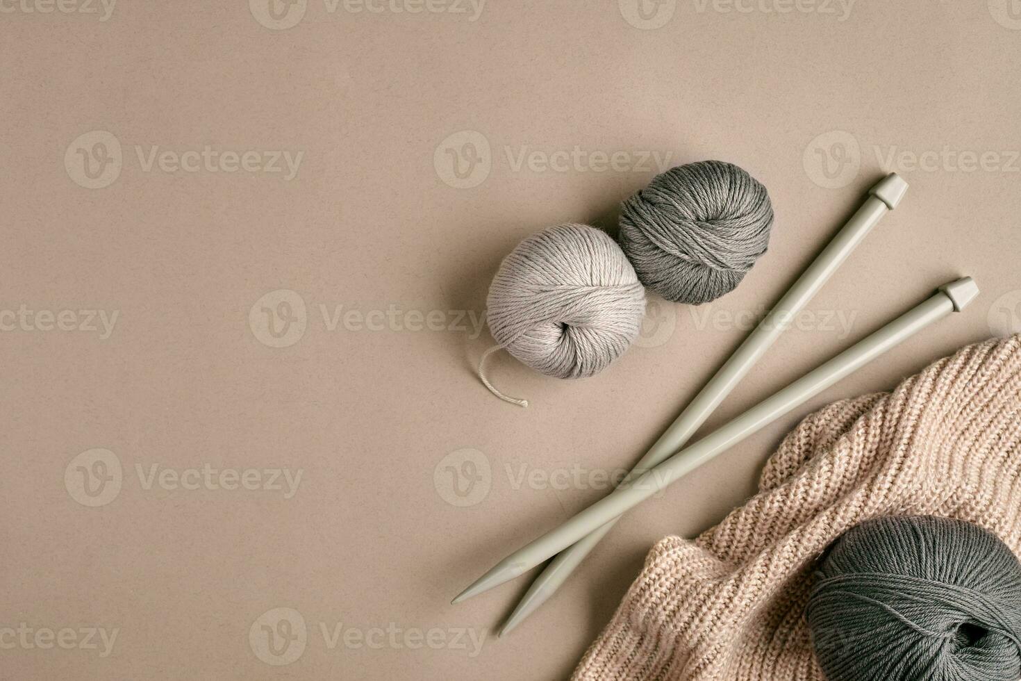 tricoté de une gris fil chandail et fil pour tricot fermer. tricot comme une passe-temps. accessoires pour tricot. photo