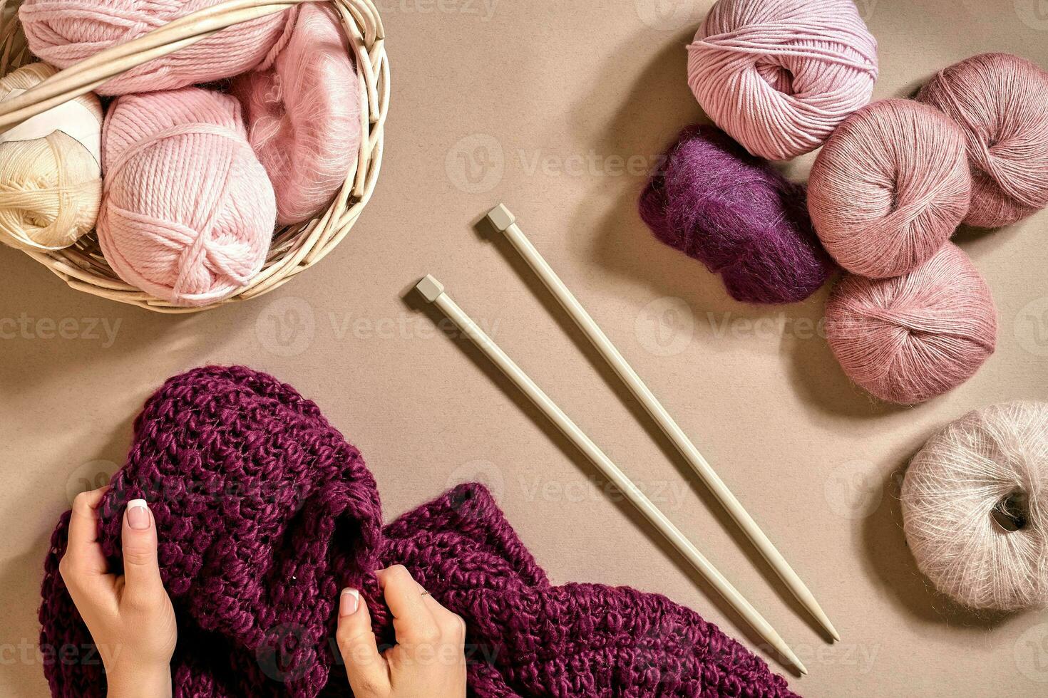 fermer de femelle mains tricot la laine chandail ou plaid lilas couleur. Haut vue photo