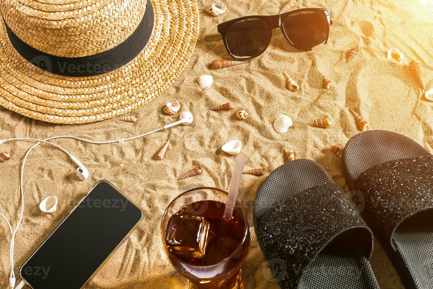 été tenue de plage, retourner flops, chapeau, des lunettes de soleil et coquillages sur le sable plage. photo