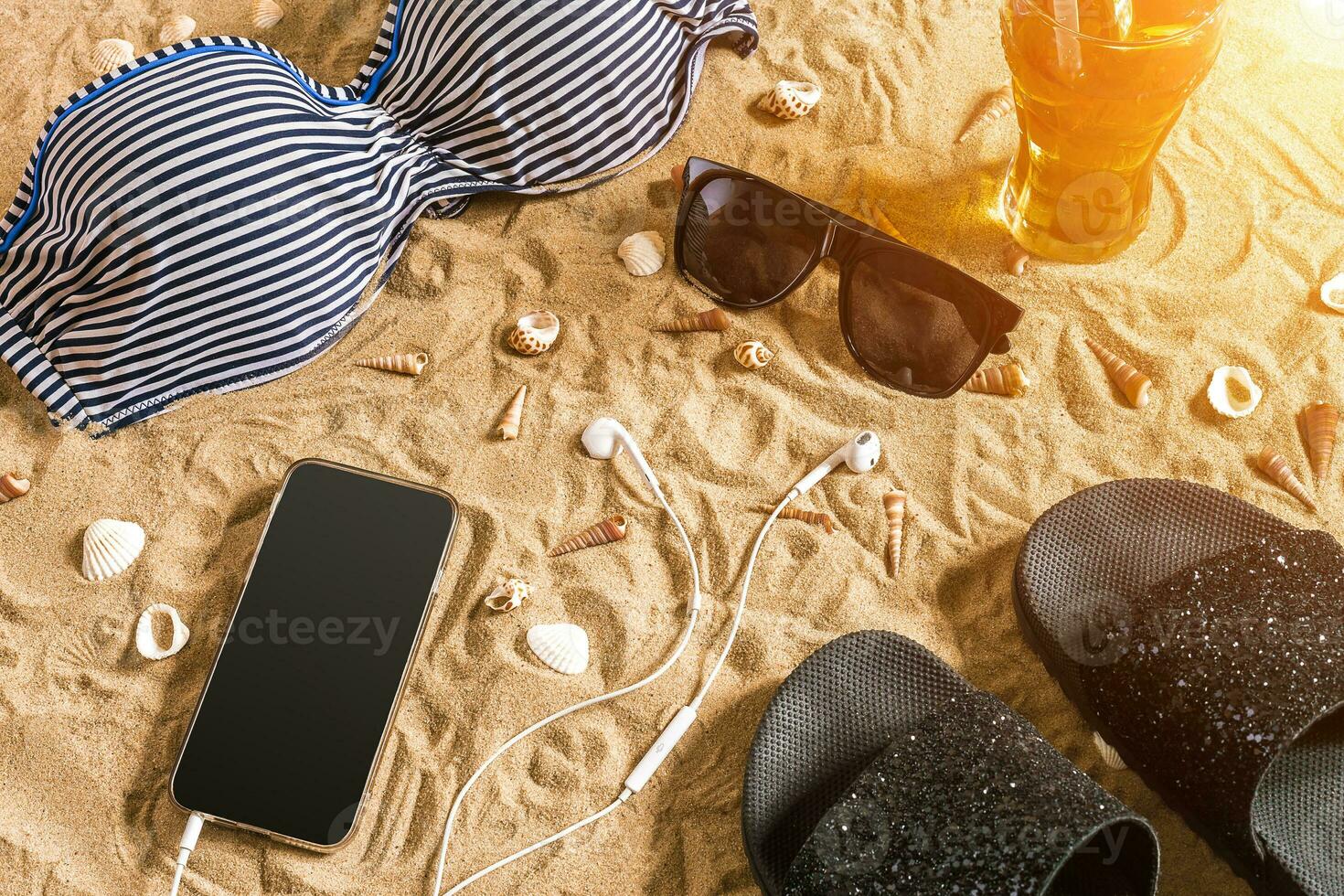 été bikini et accessoires élégant plage ensemble, plage bikini été tenue et mer le sable comme arrière-plan, Haut voir, concept photo