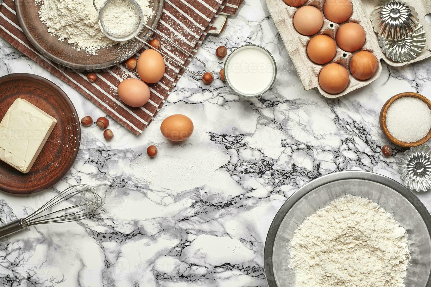 fermer tir. Haut vue de une cuisson Ingrédients et ustensiles de cuisine sur le marbre table Contexte. photo