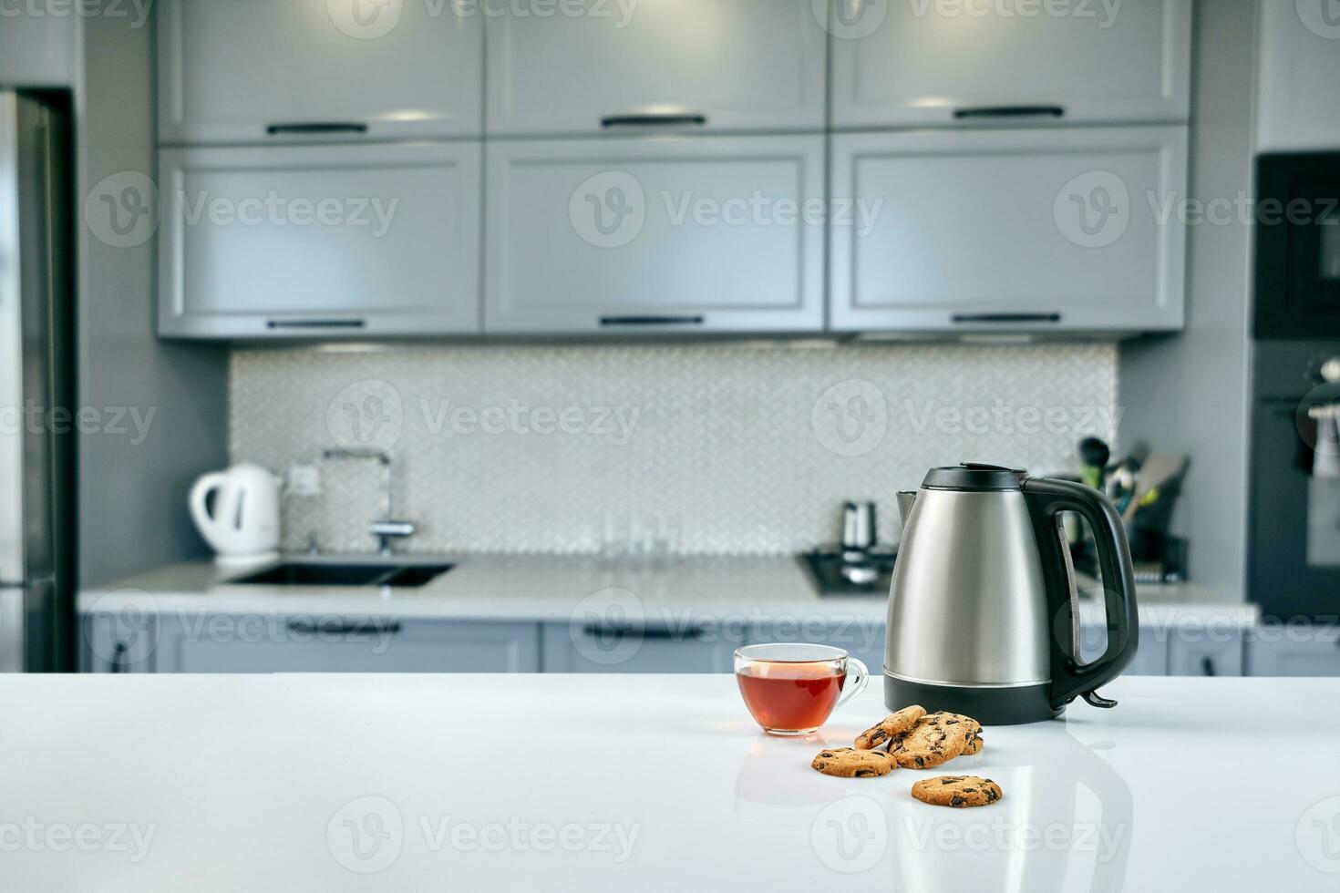 petit déjeuner scène à ensoleillé Matin. transparent noir thé agresser avec biscuit sur cuisine table photo