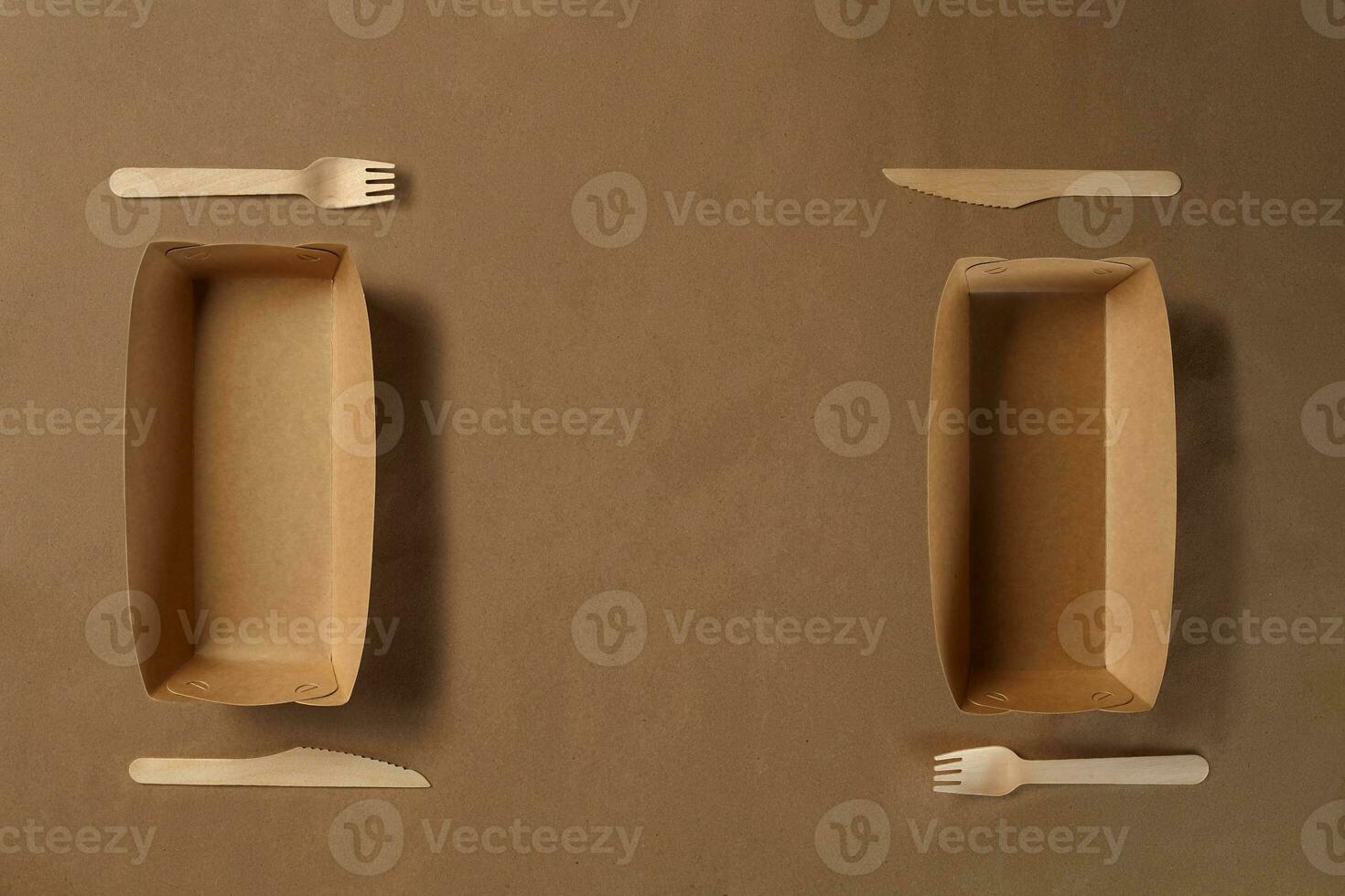 éco amical jetable vaisselle. biodégradable artisanat plats. recyclage concept. aussi utilisé dans vite nourriture, Restaurants, plats à emporter, pique-niques. fermer. photo