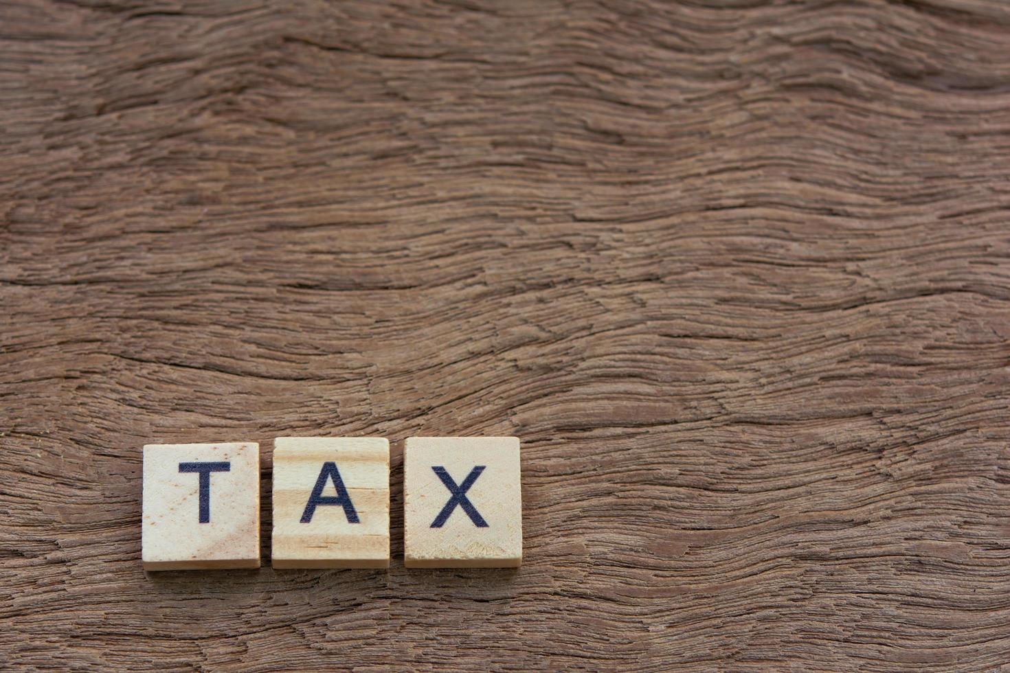 Taxe avec des blocs d'alphabet en bois, sur fond de bois de planche photo