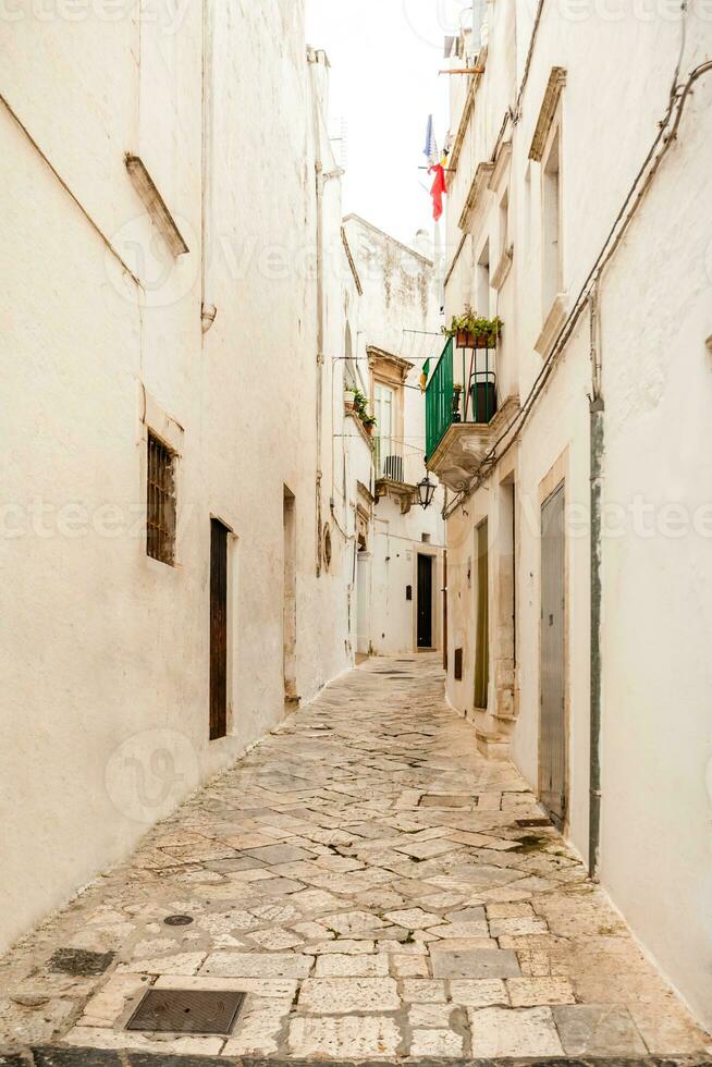 vue de le vieux ville de Martine franca avec une magnifique Maisons peint dans blanche. photo