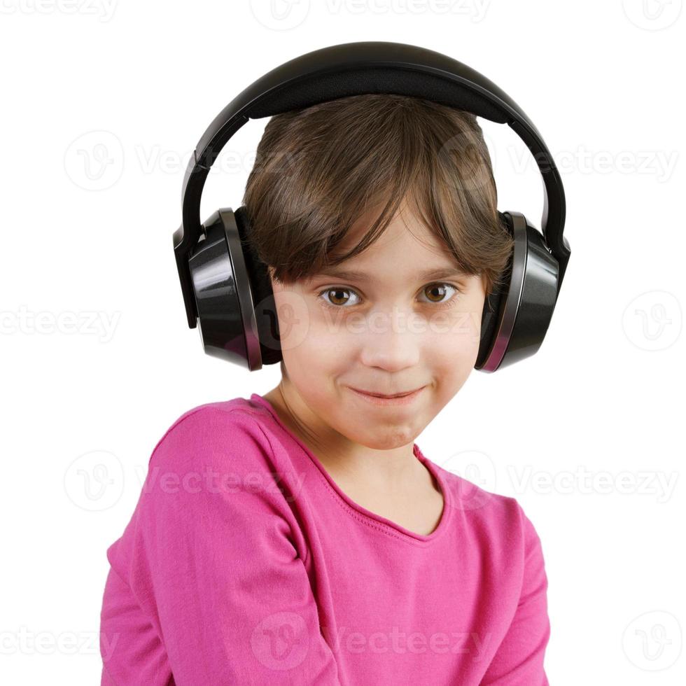 fille écoutant de la musique au casque photo