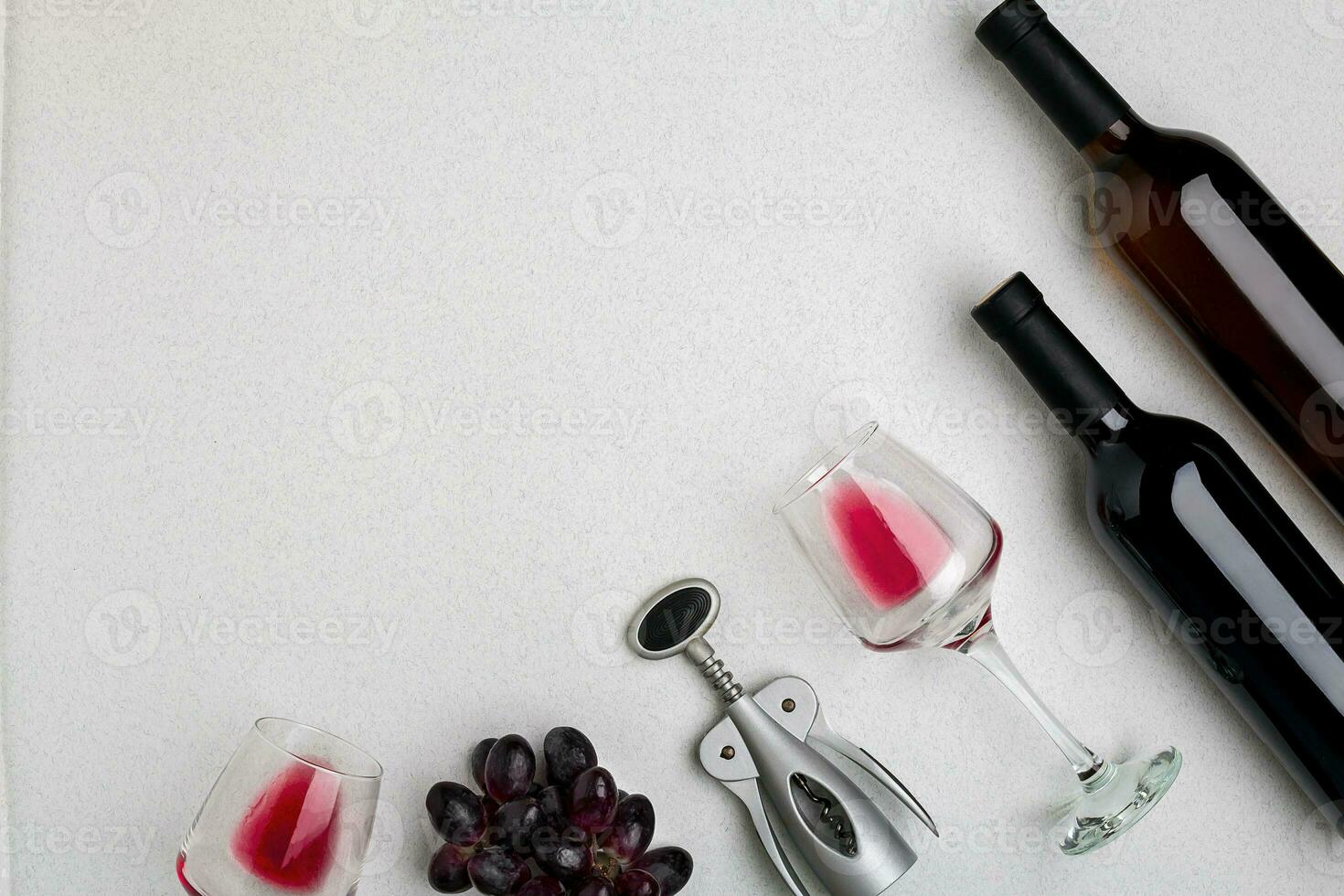 deux des lunettes de rouge du vin et les raisins. Haut vue photo