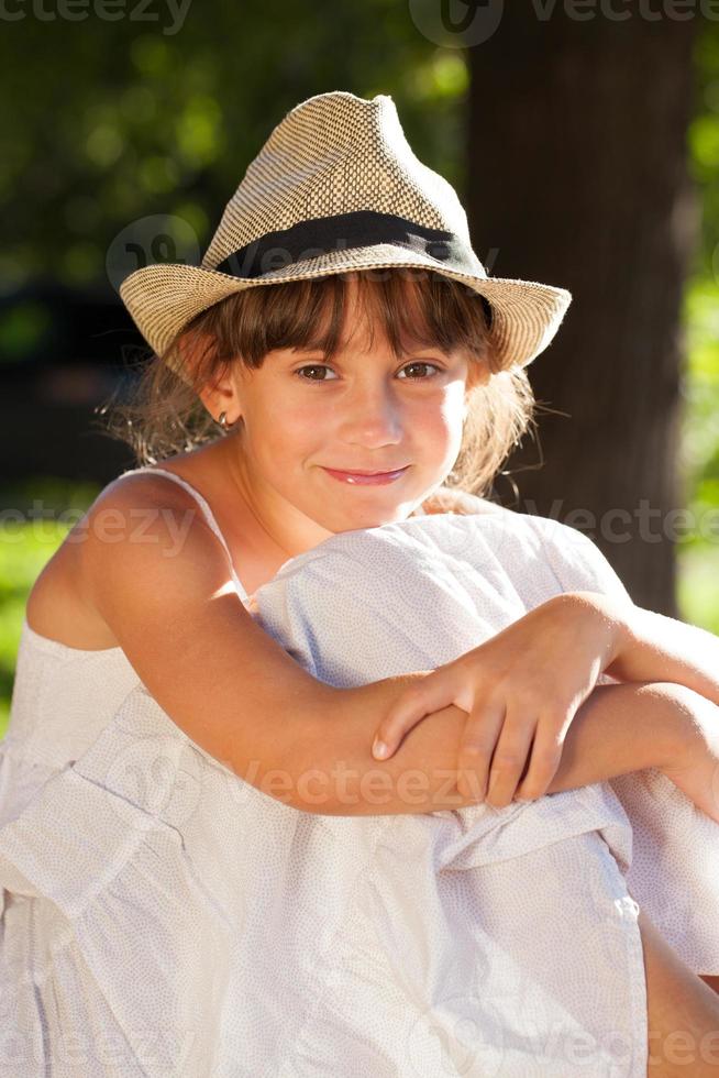 joyeuse fille aux yeux bruns dans un chapeau élégant photo