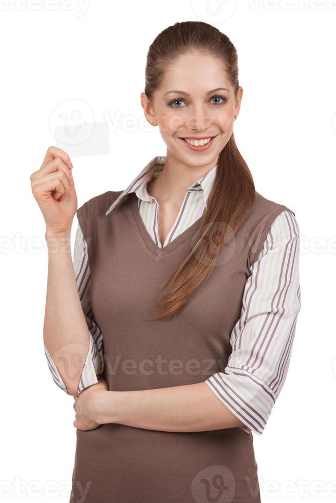 jeune femme avec carte de crédit en main photo