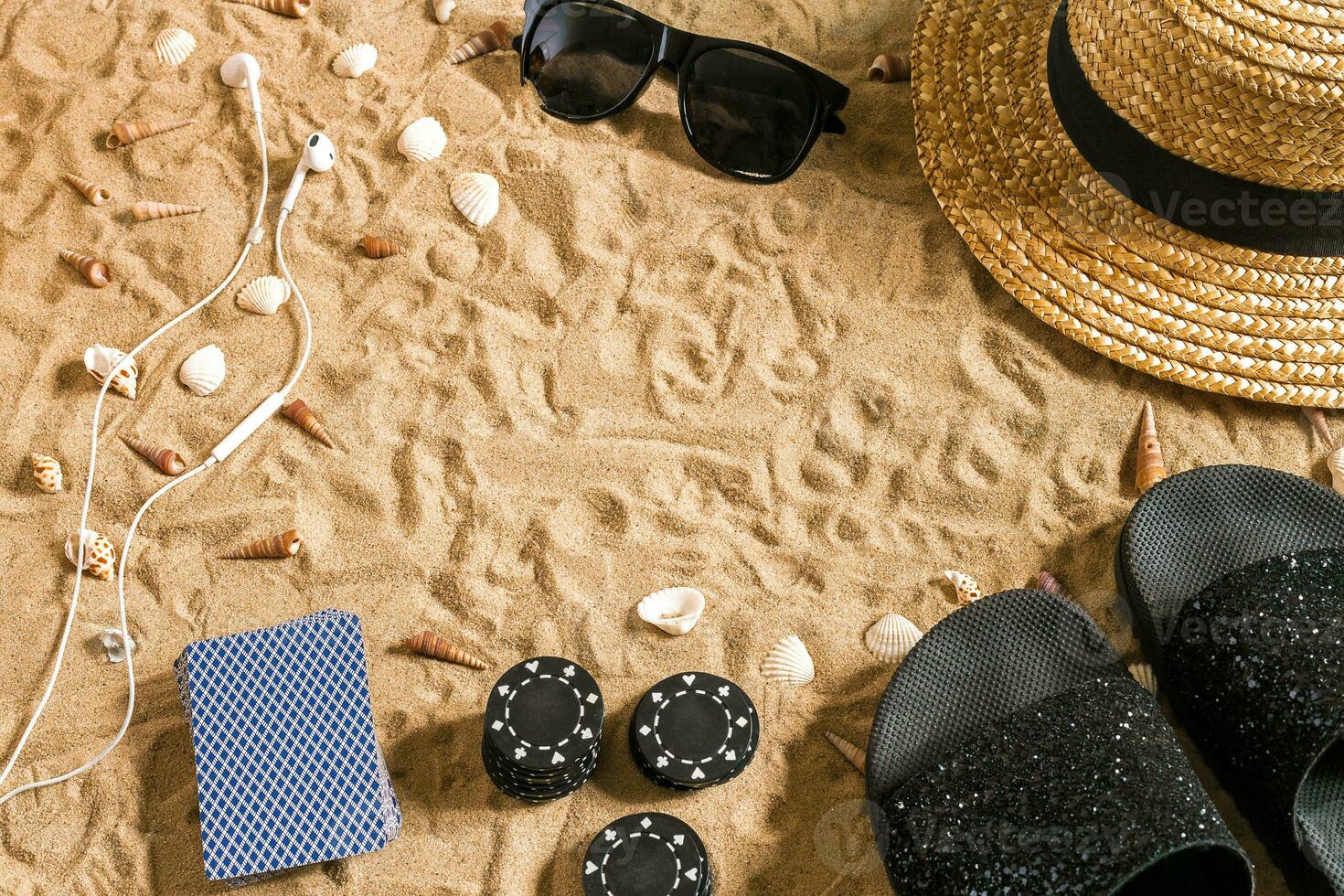 poker de plage. frites et cartes sur le sable. autour le coquillages, des lunettes de soleil et retourner flops. Haut vue photo