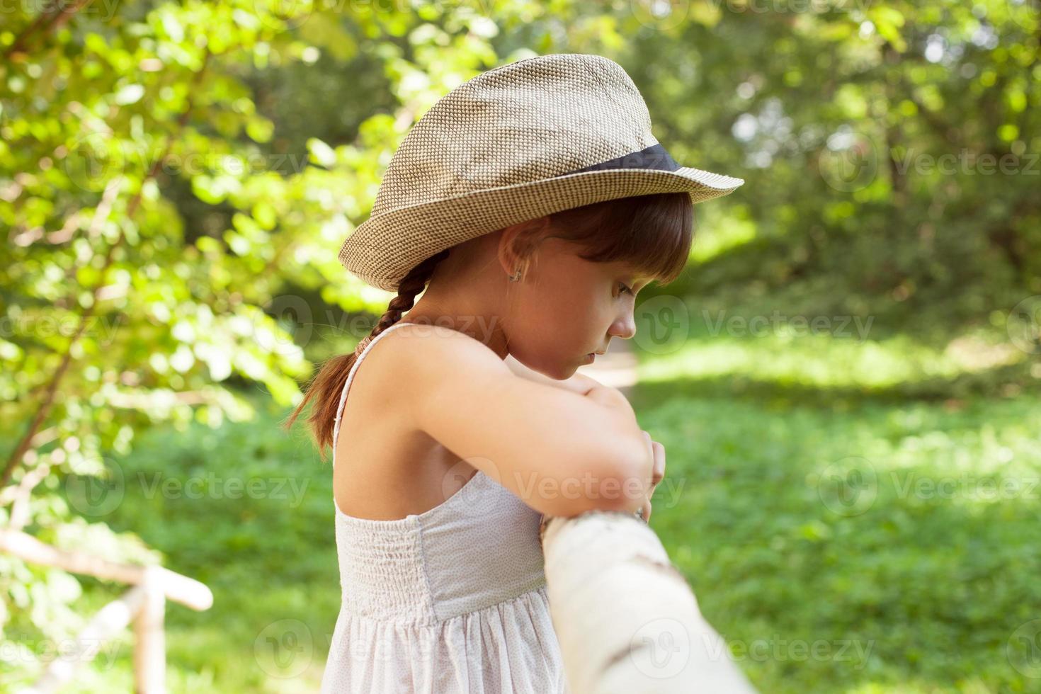 petite fille triste dans un chapeau photo