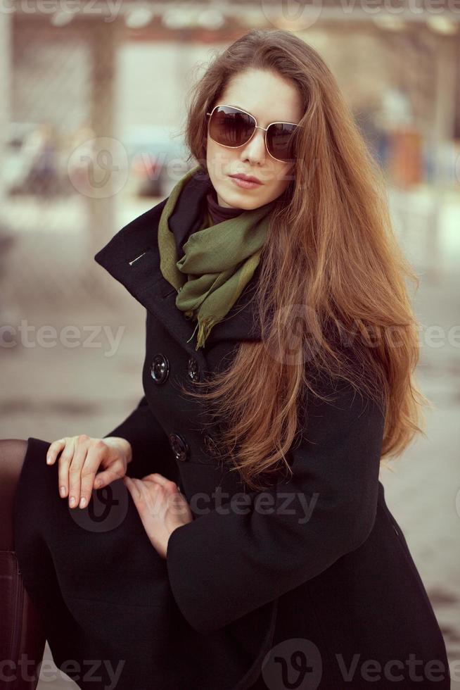belle femme dans un élégant manteau noir photo