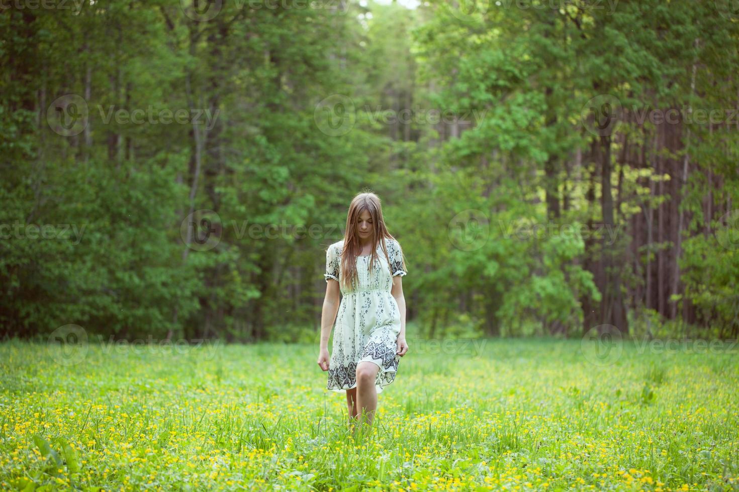 jeune femme marchant photo