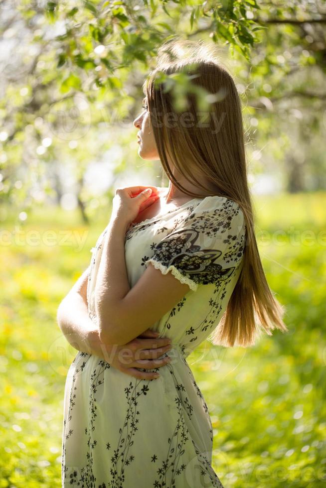 belle fille debout dans le jardin photo