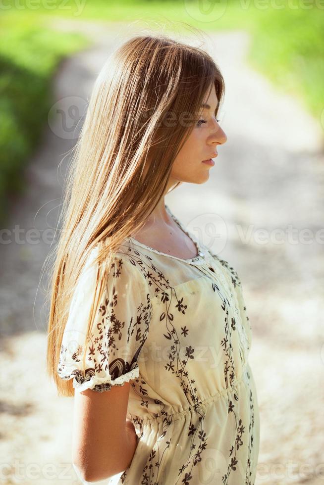 fille mince dans une robe d'été photo