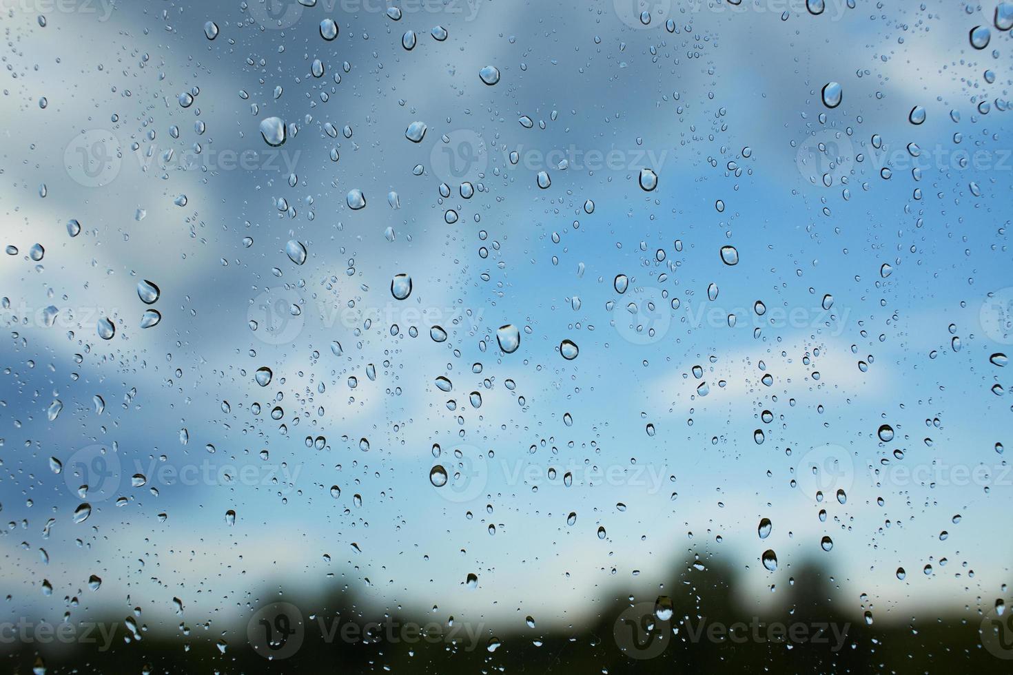 gouttes d'eau sur verre clair après la pluie photo