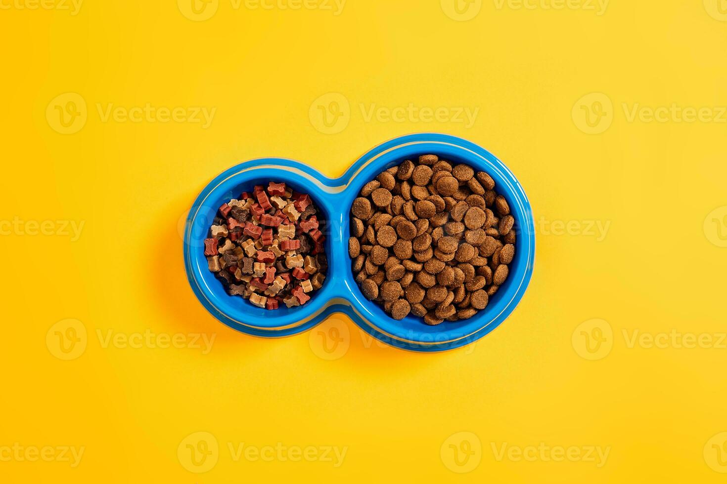 sec animal de compagnie nourriture dans bol sur Jaune Contexte Haut vue photo