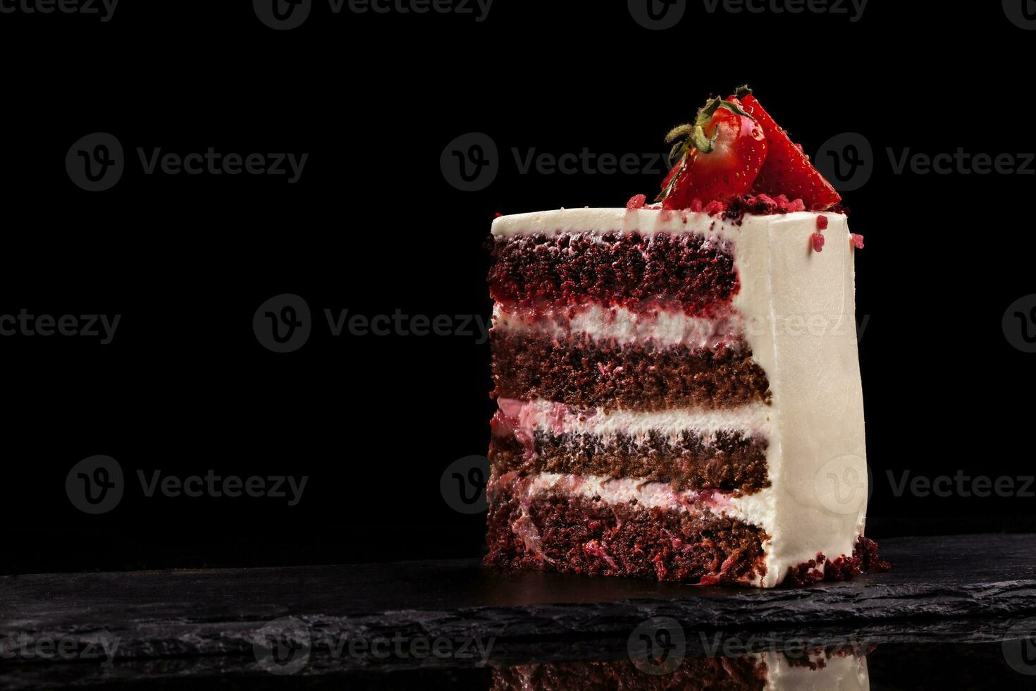 pièce de fraise gâteau sur une noir Contexte. photo