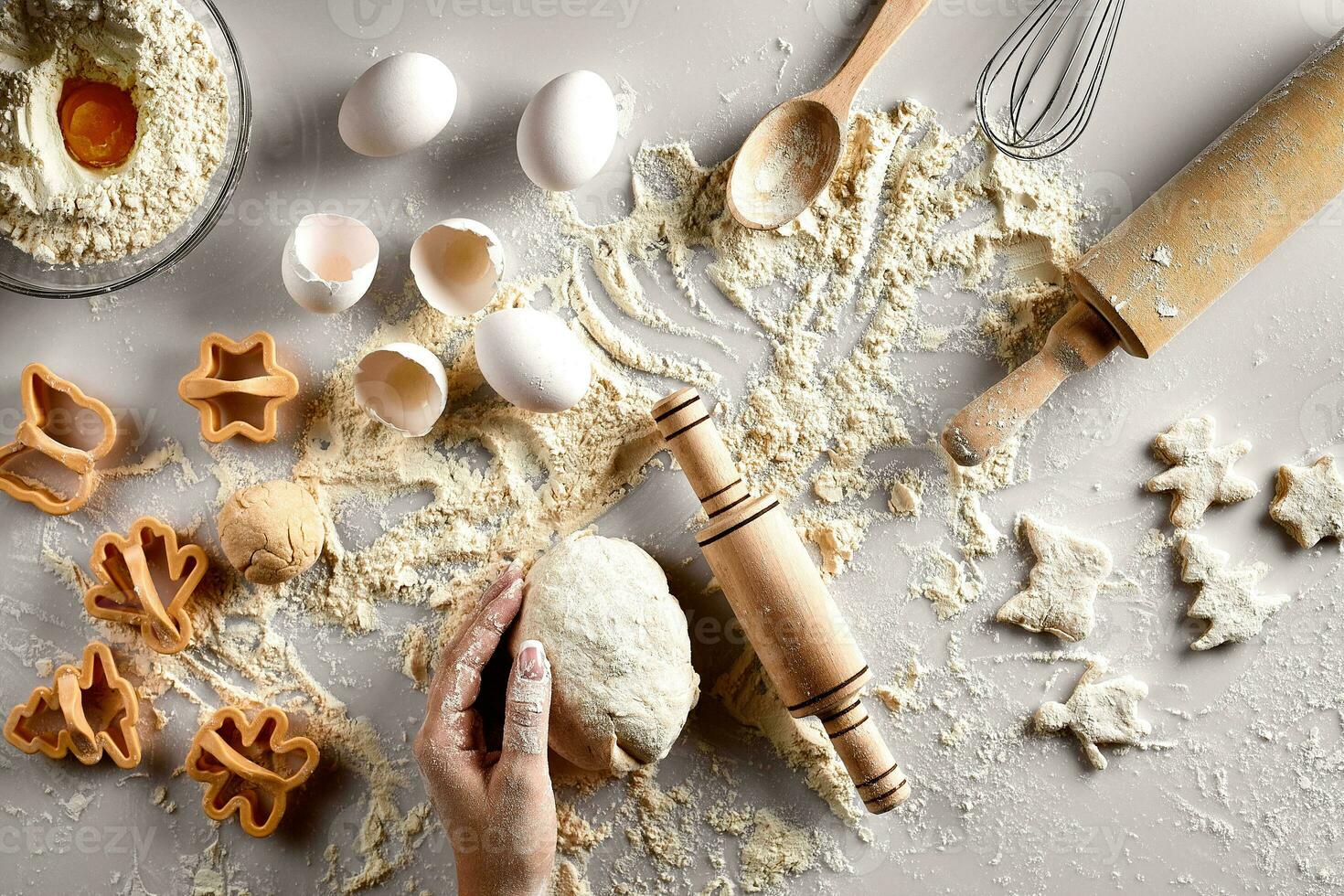 cuisson préparation. brut pâte et coupeurs pour le vacances biscuits sur une blanc tableau. Haut voir. photo