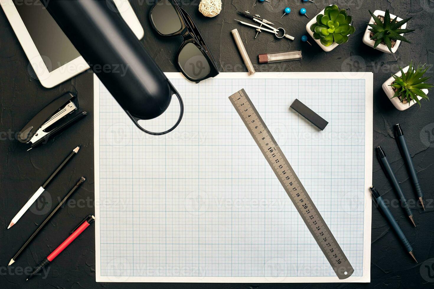 Haut vue de le constructeur lieu de travail, règle, papier pour dessins, boussoles, lunettes, tablette photo