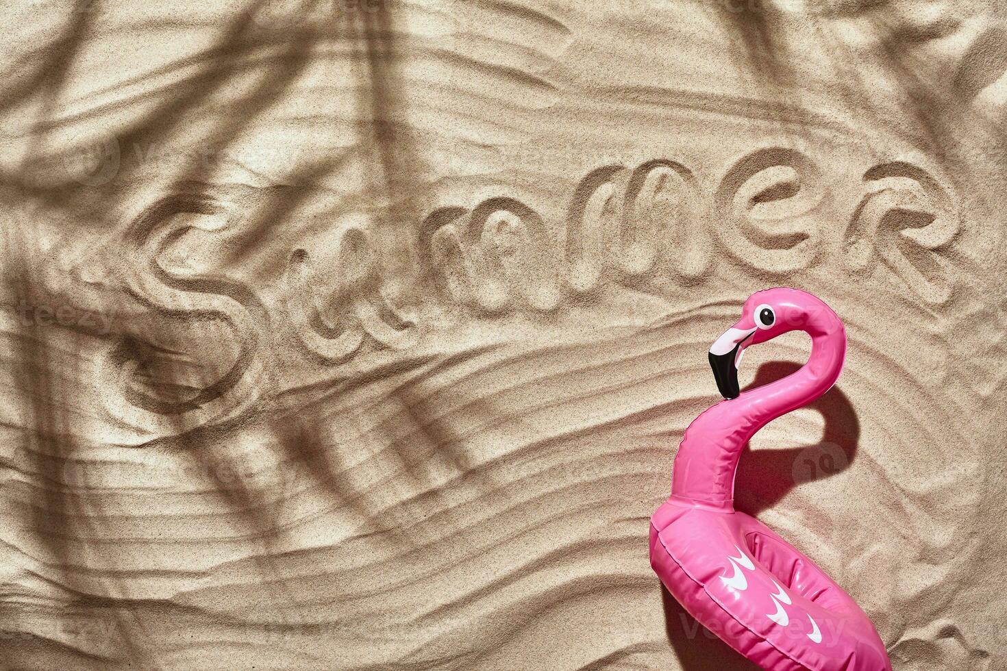 voyageur vacances accessoires sont posé en dehors sur une blanc plage sable. plat poser, Haut voir. photo