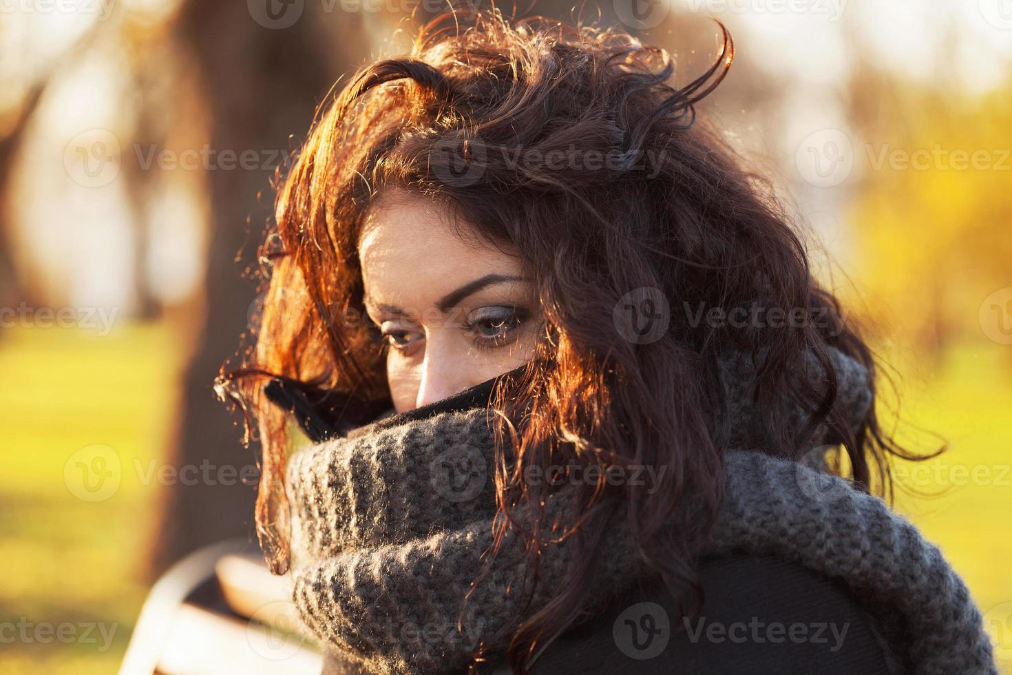 femme triste et brune photo