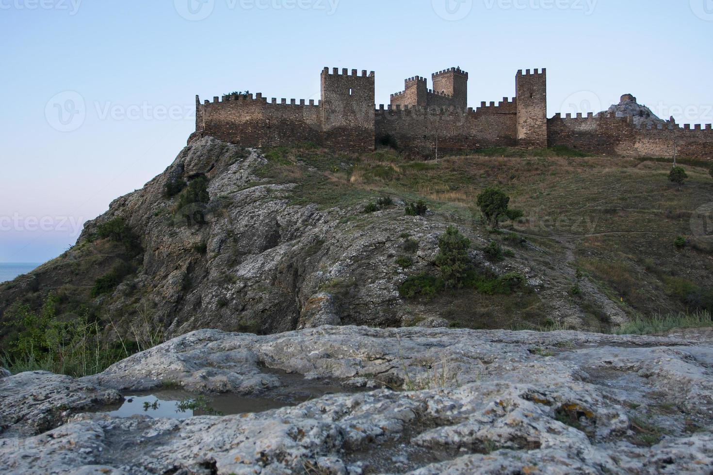 forteresse debout sur une colline photo