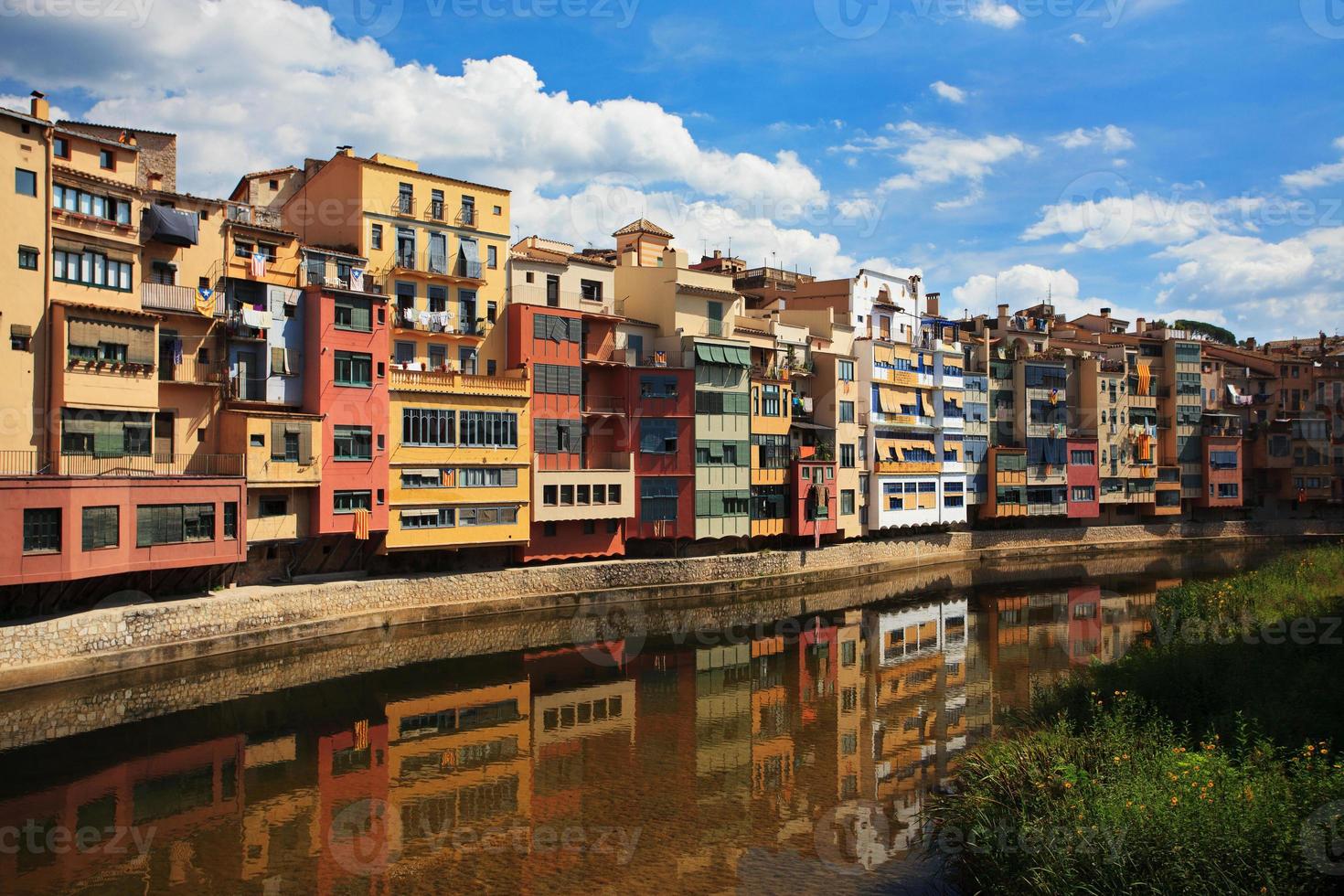 beaucoup de maisons au bord de l'eau photo