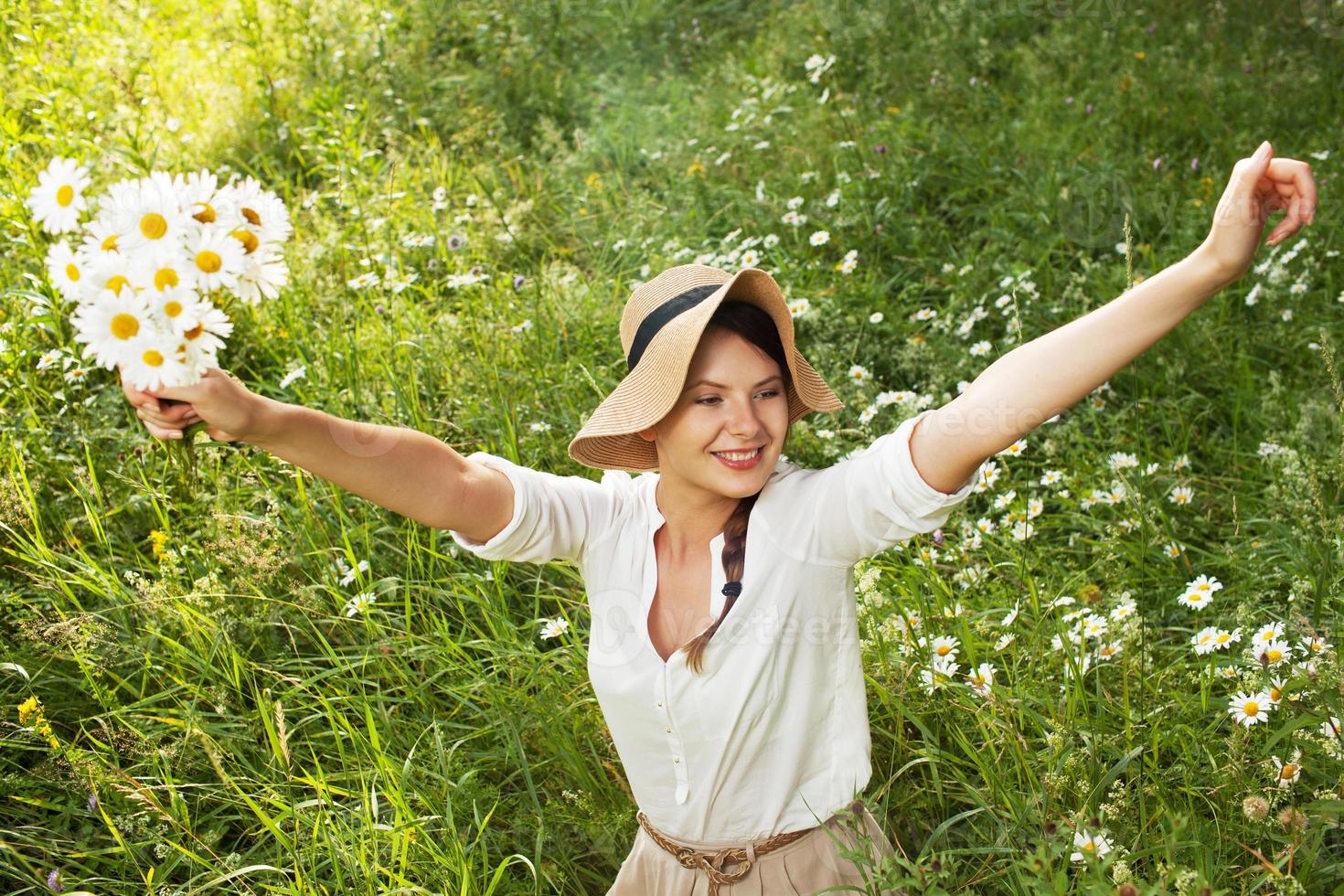 fille heureuse avec un bouquet de marguerites photo