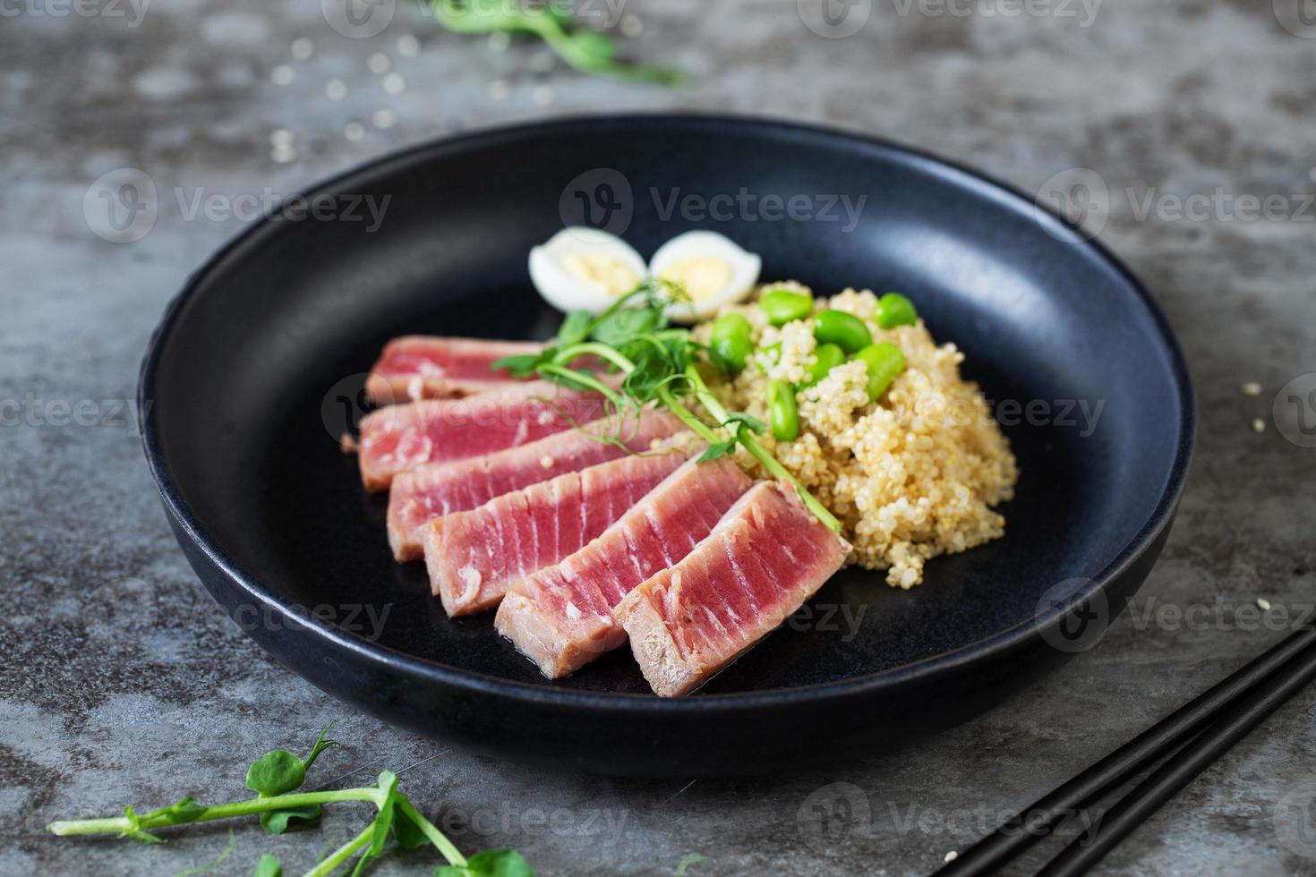 morceaux de thon frit avec quinoa et haricots photo