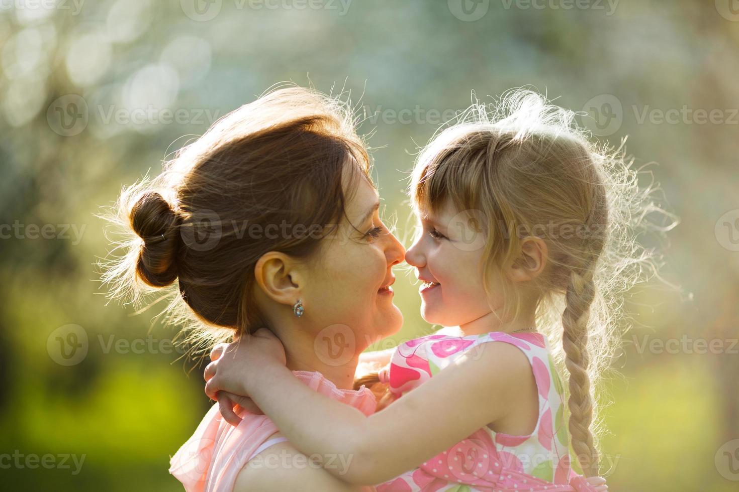 heureuse jeune mère tient une petite fille photo