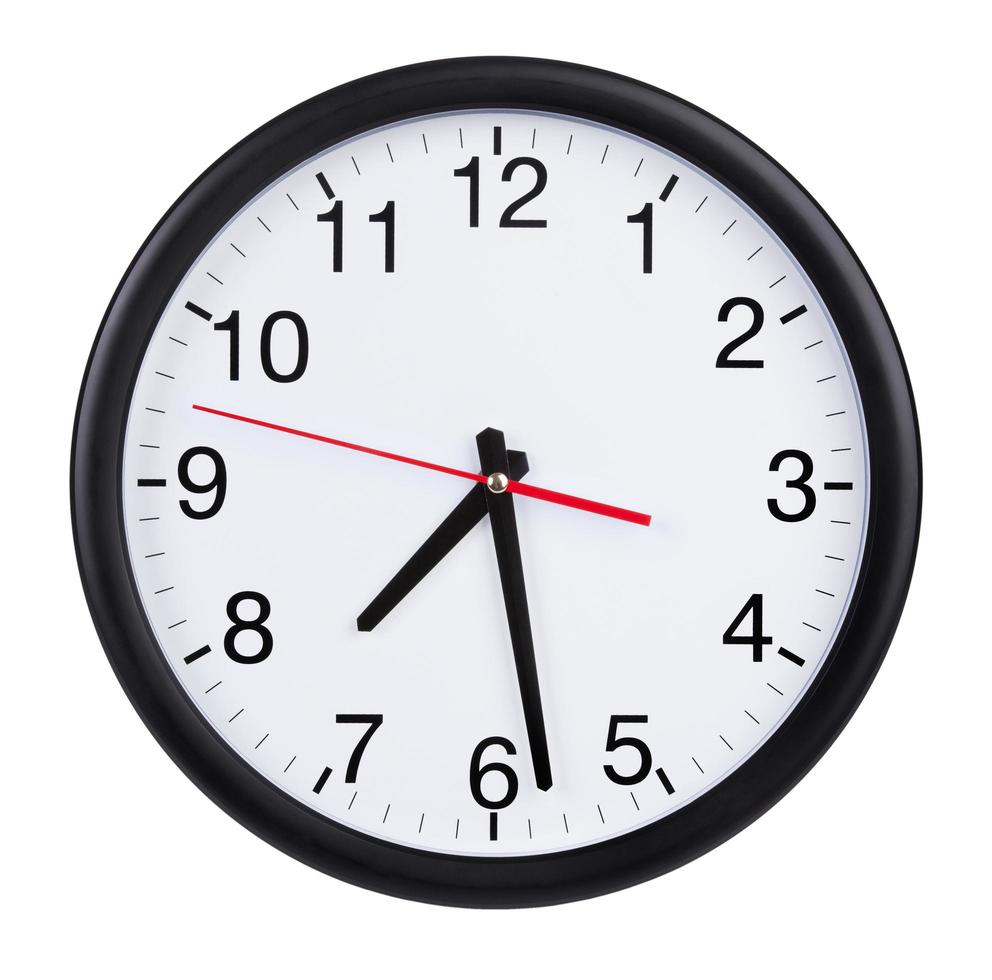 l'horloge murale ronde montre une heure et demie photo