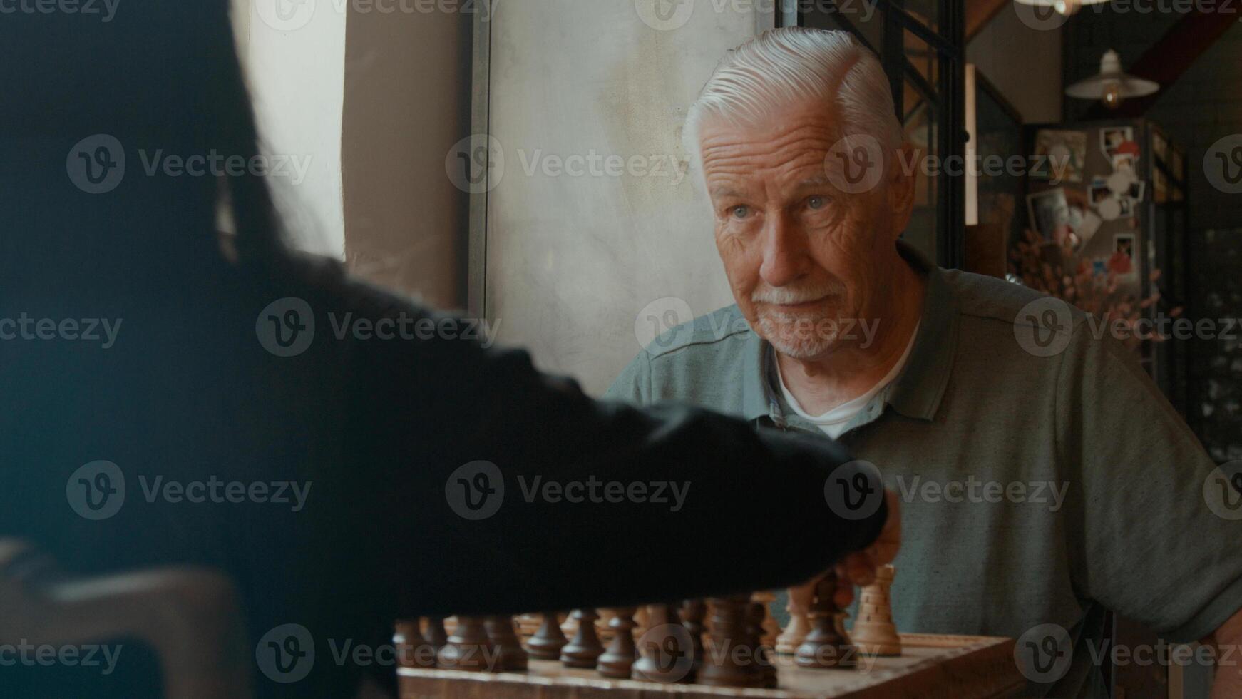 fille et homme jouant aux échecs à table photo