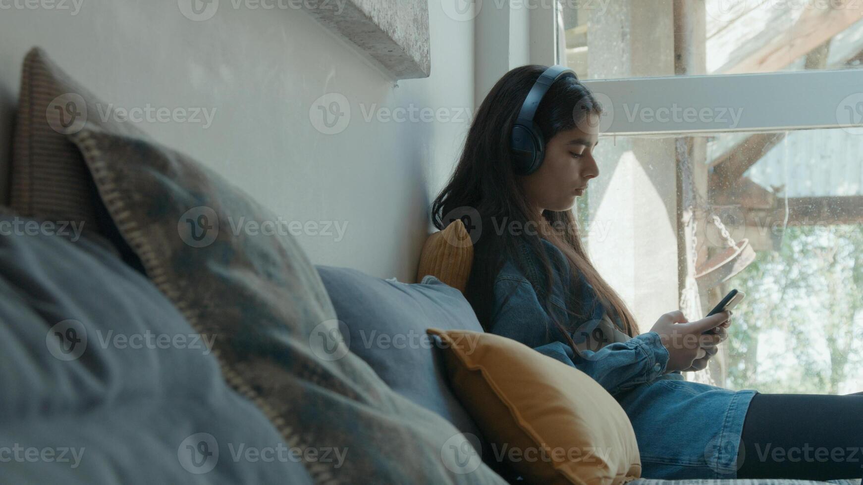 jeune femme sur smartphone avec un casque photo