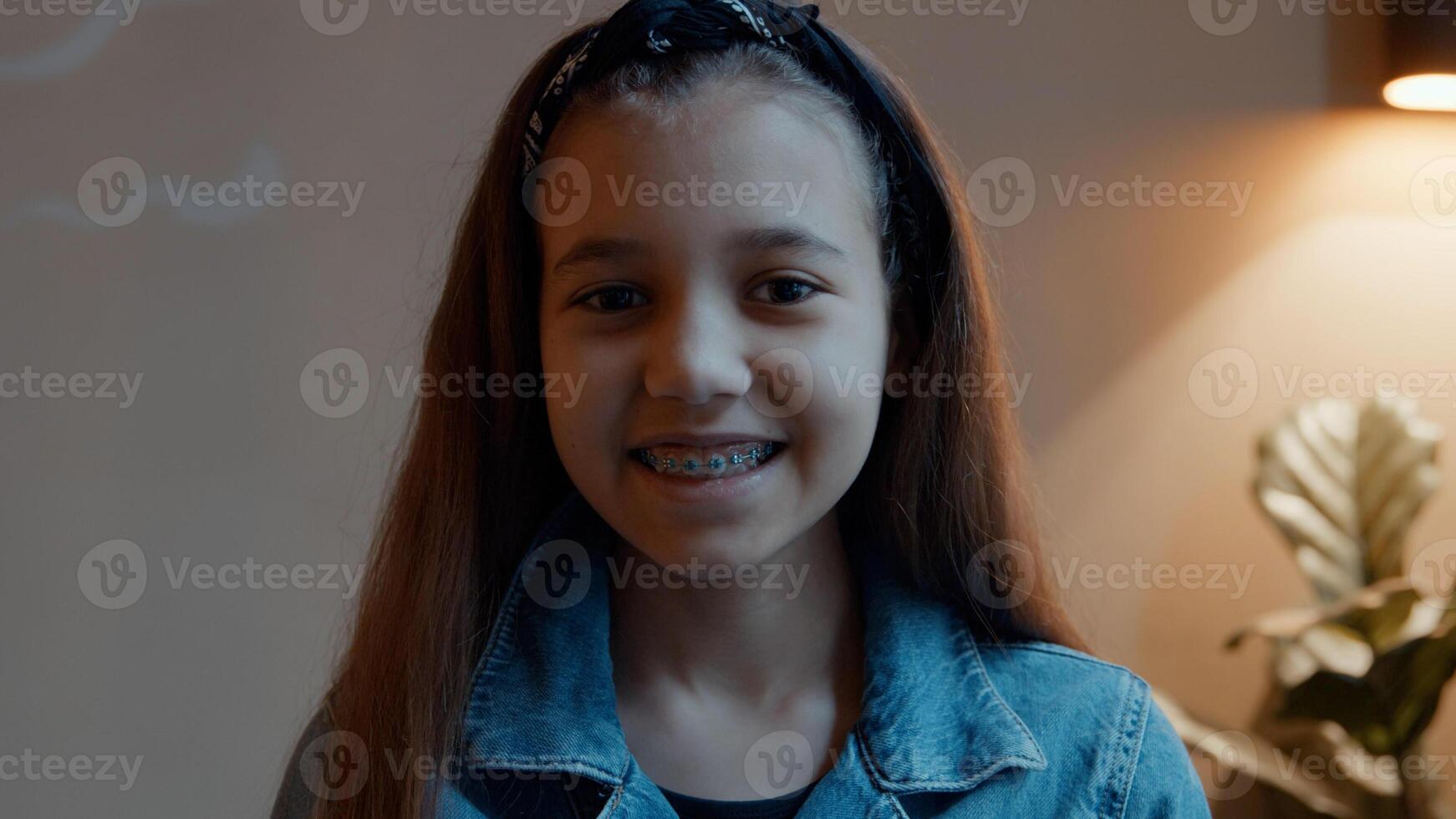 fille souriante dans la lentille de la caméra photo