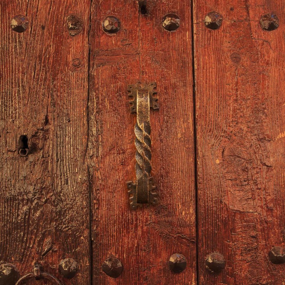 porte en bois verni avec poignée de porte antique photo