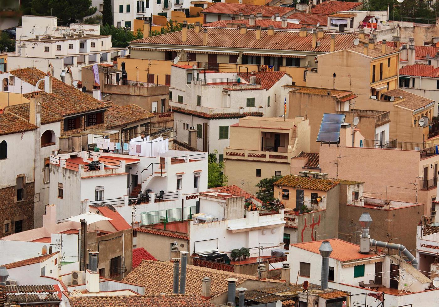 de nombreuses petites maisons aux toits de tuiles photo