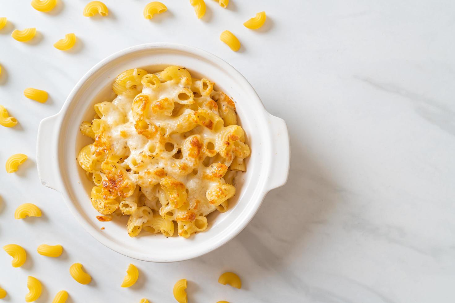 Macaroni au fromage américain, pâtes de macaronis à la sauce au fromage photo