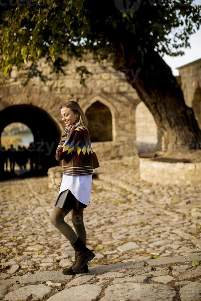 jolie jeune femme marchant dans le parc en automne photo