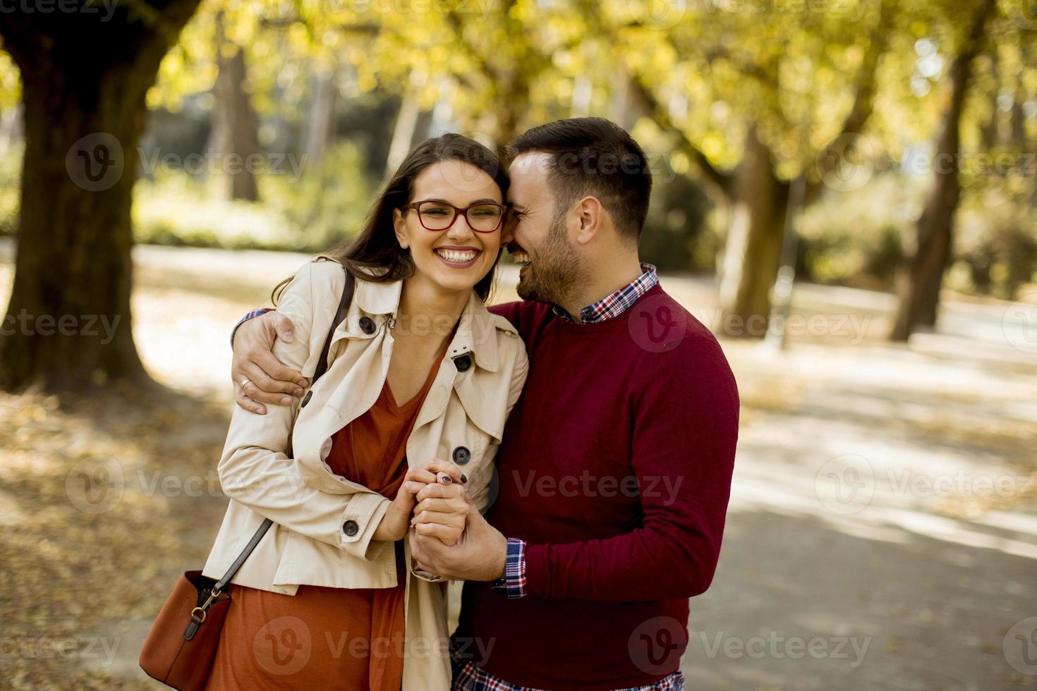 Jeune femme et homme marchant dans le parc de la ville main dans la main photo