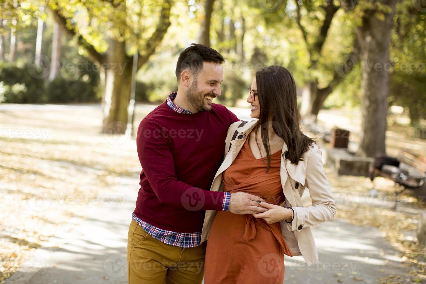 Jeune femme et homme marchant dans le parc de la ville main dans la main photo