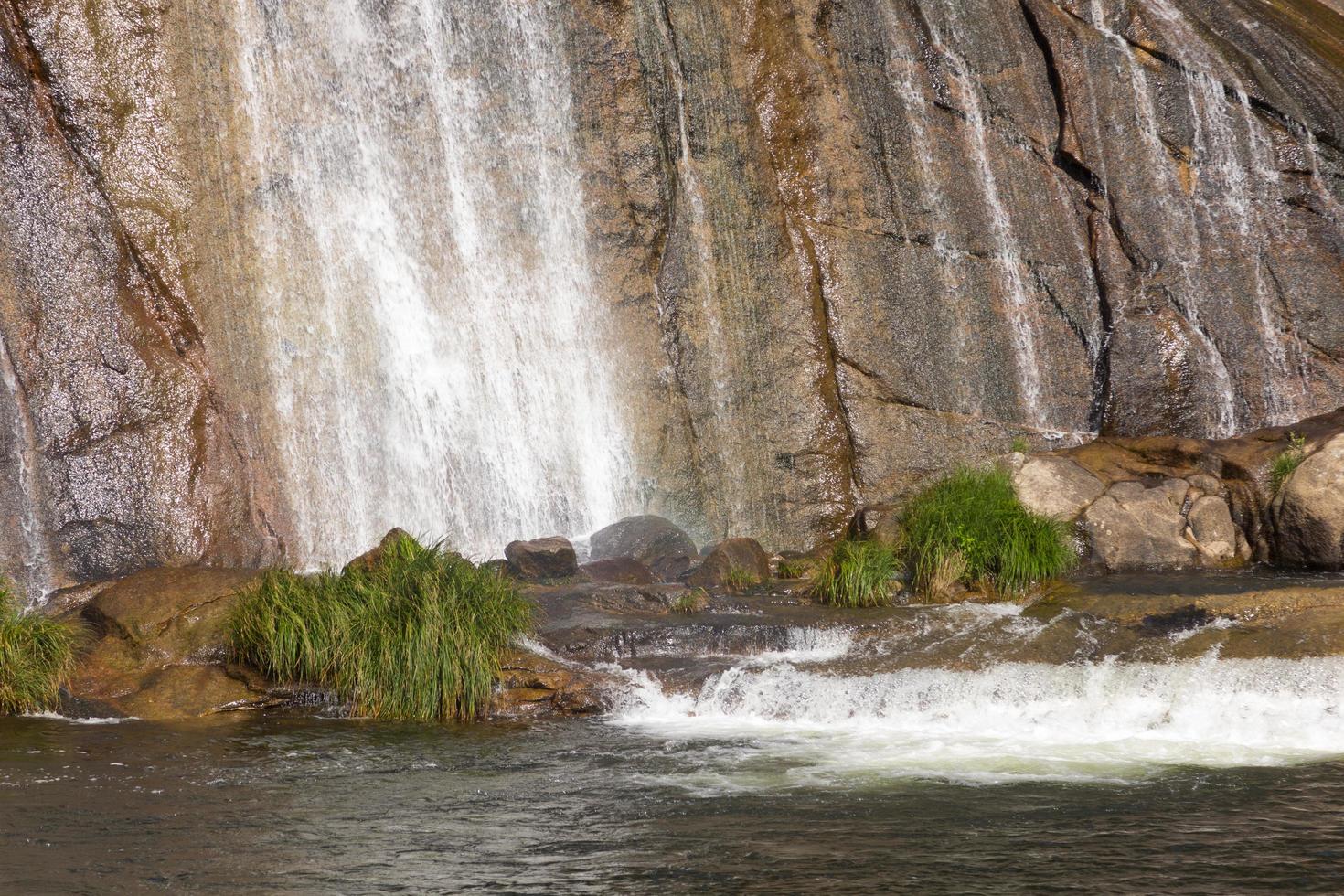 cascade d'eau sur un petit lac photo