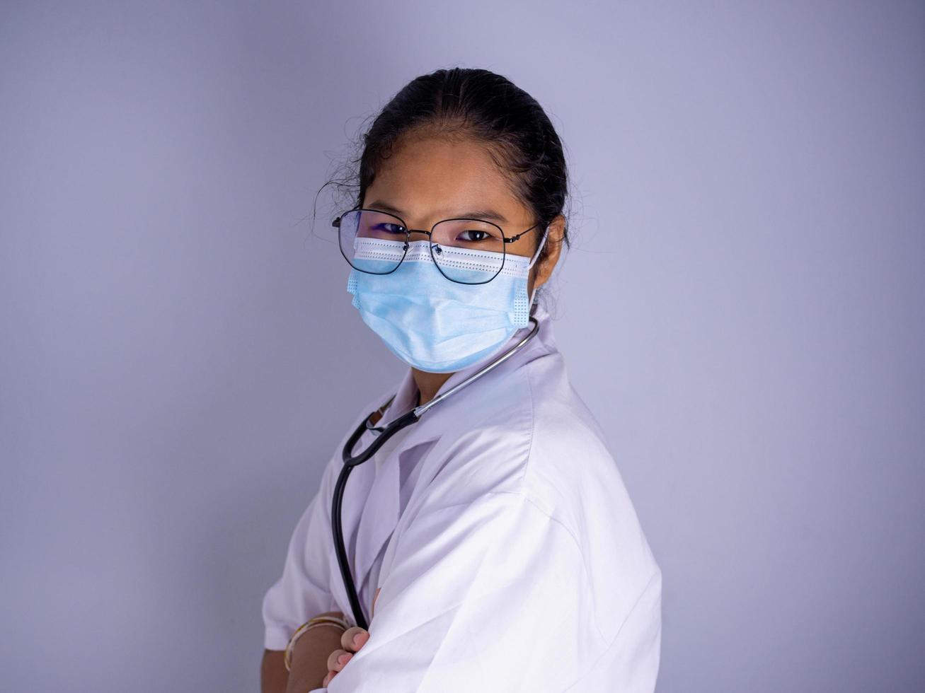 portrait d'une femme médecin portant un masque et portant des lunettes. photo