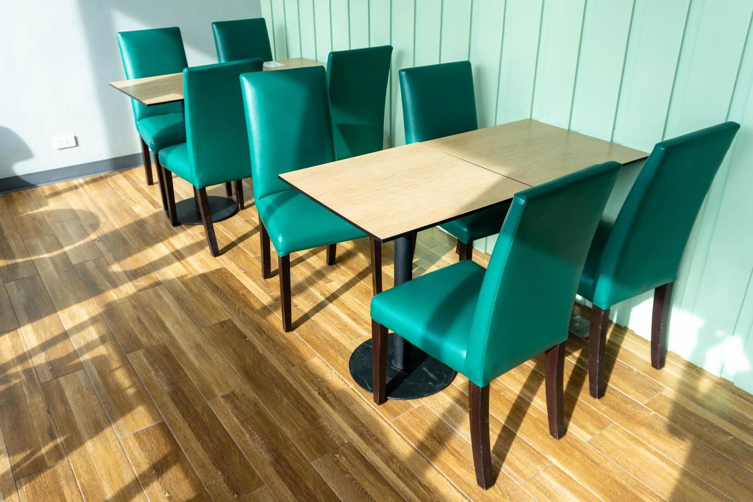 table vide dans un café photo