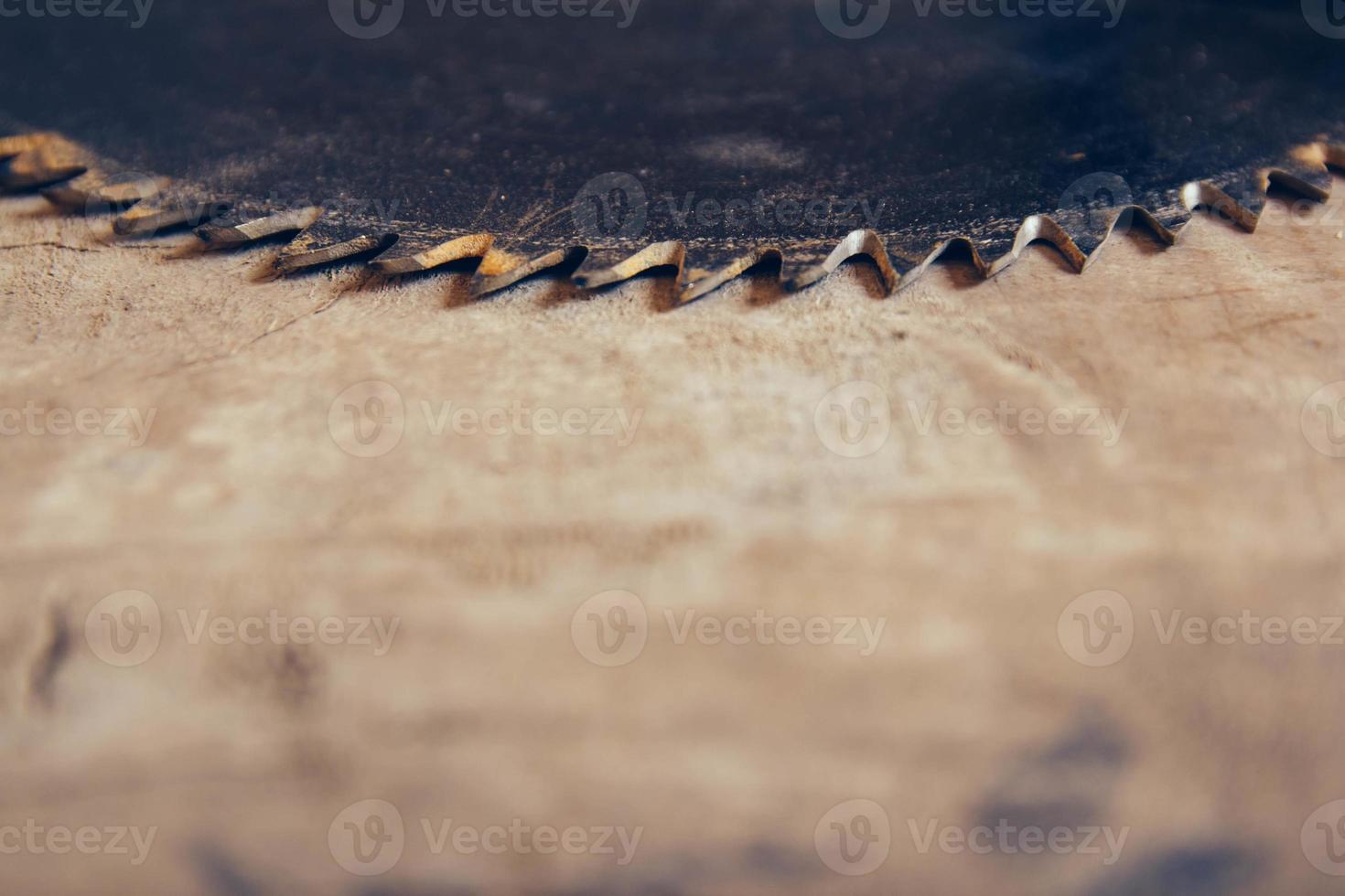 scie circulaire à lame ronde sur le fond de la table en bois photo