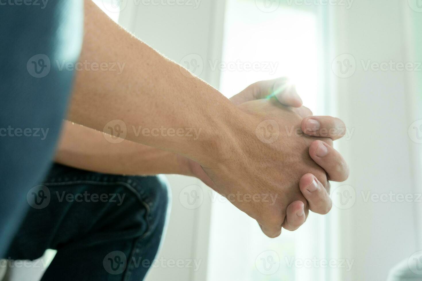 homme avec mental santé problèmes est consultant. psychiatre est enregistrement le les patients état pour traitement. encouragement, l'amour et famille problème, bipolaire , la dépression patient, protéger suicide photo