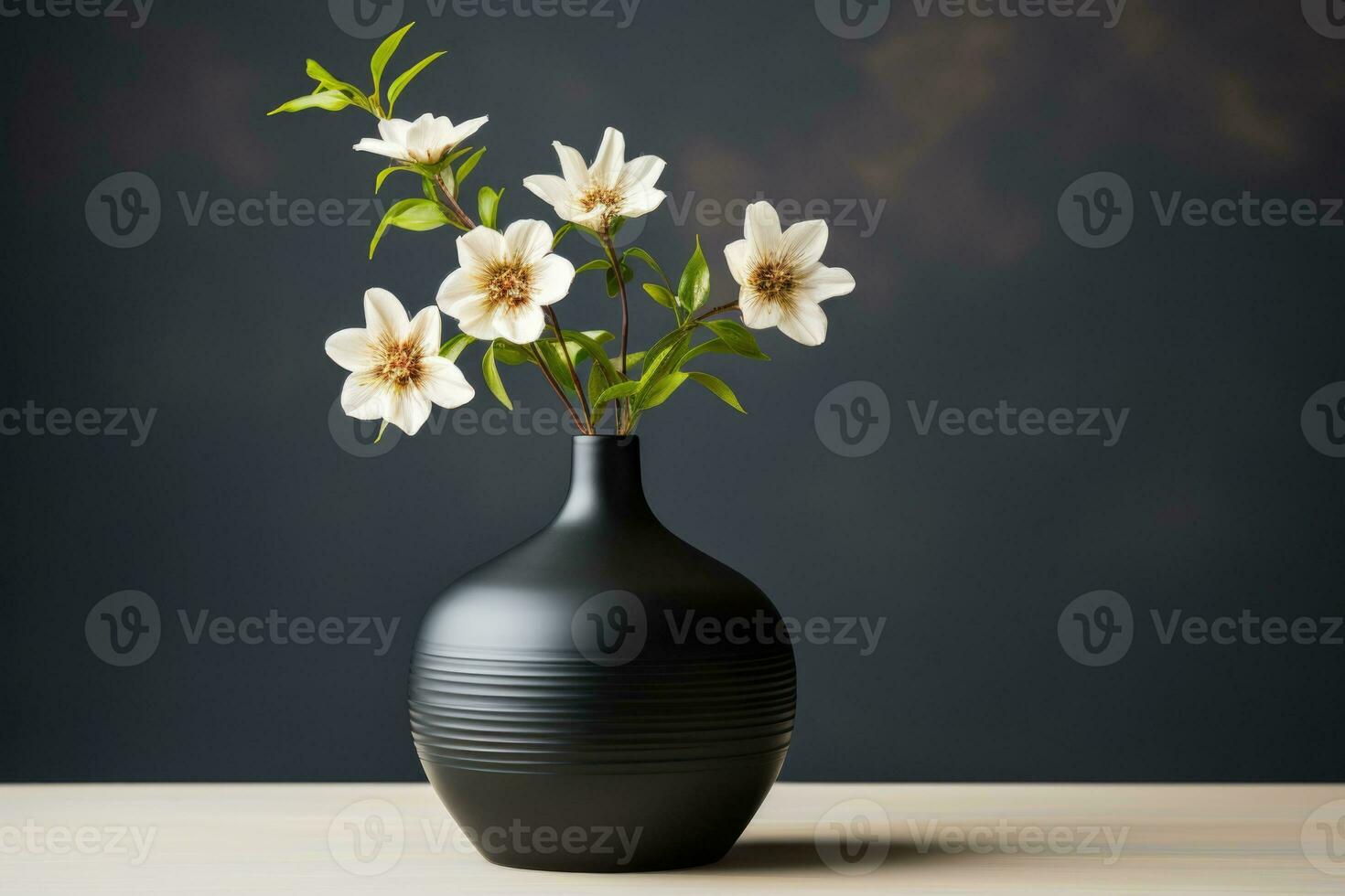 une minimaliste noir vase avec une Célibataire blanc fleur isolé sur une gris pente Contexte photo